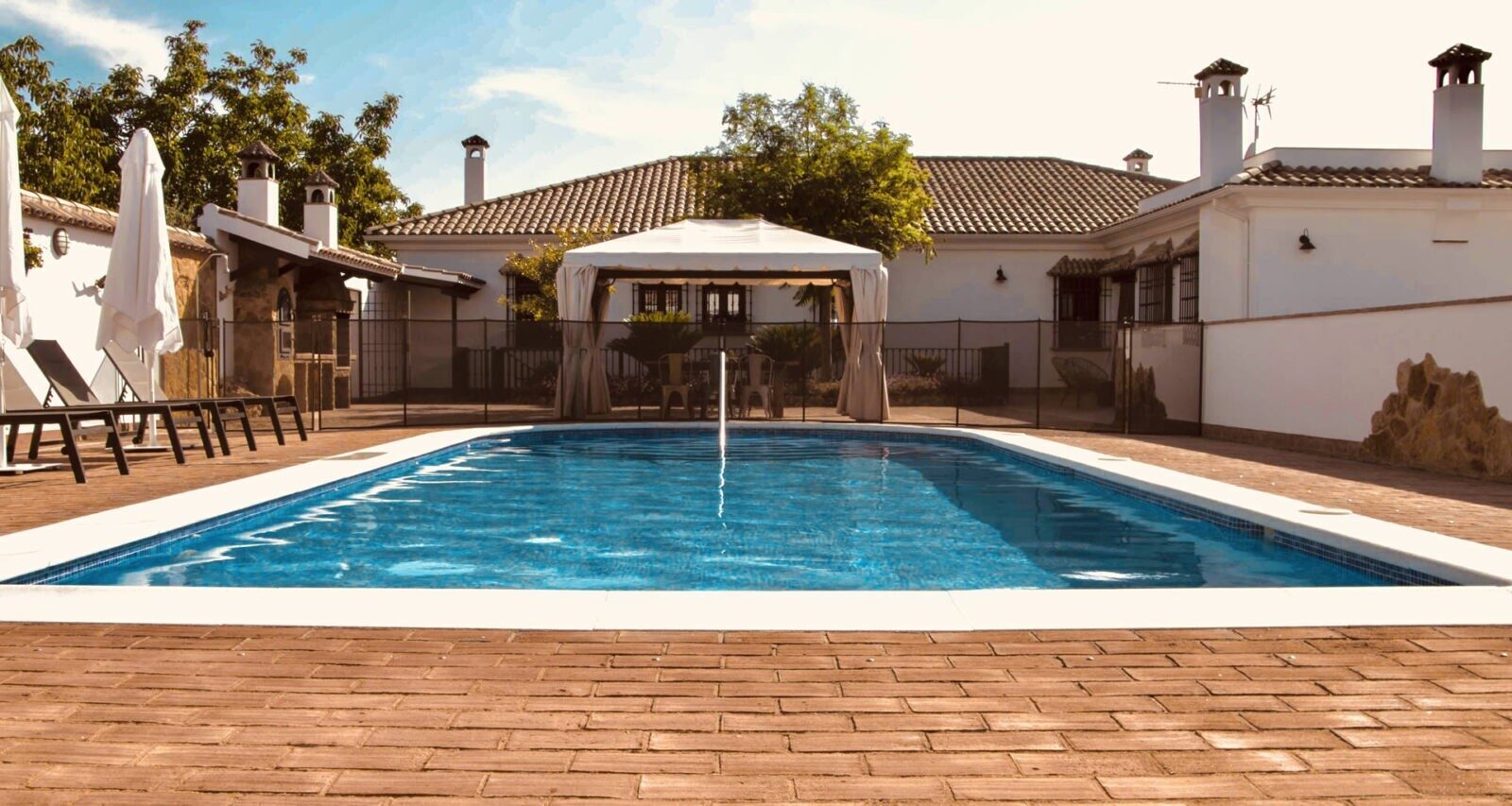 Piscina de agua salada junto a la casa