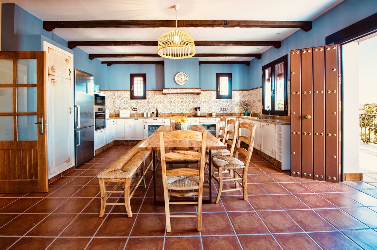 Cocina con gran mesa de madera