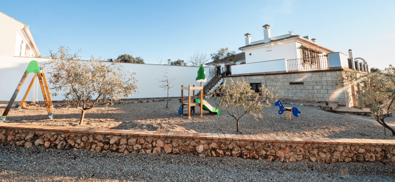 Parque infantil entre los jardines